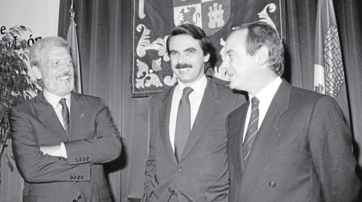 Aznar, flanqueado por los consejeros Sagredo y Monforte, del CDS