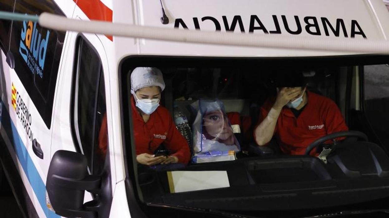 Ambulancia entrando en la zona de urgencias de un hospital de Zaragoza