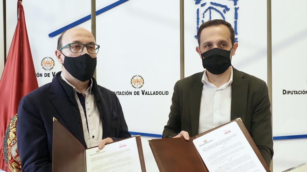 El presidente de la Diputación de Valladolid, Conrado Íscar, firma un convenio con el presidente de Fecosva, Jesús Herreras