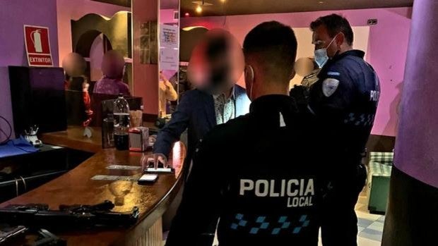 Denunciados once jóvenes por una fiesta ilegal en un pub de Santa Bárbara