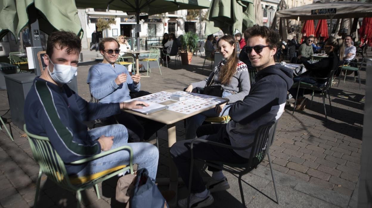 Un grupo de turistas franceses, en una terraza del centro de Madrid