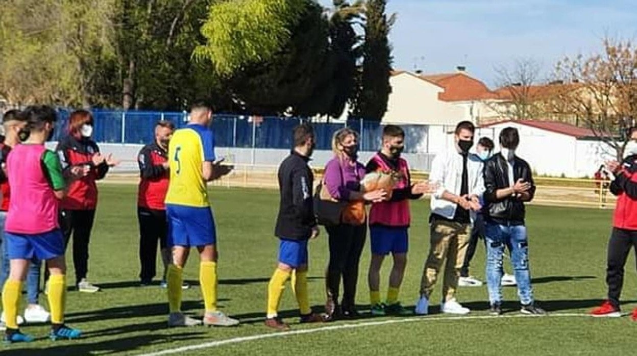 El Sagreño tributó un sentido homenaje a su futbolista Pedro Carrasco por la muerte de su padre