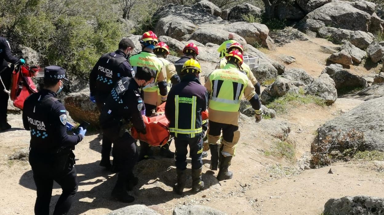 Rescatan a una joven de 23 años que sufrió una caída en la Piedra del Rey Moro