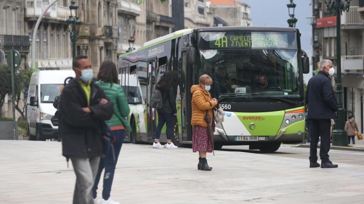 Transeúntes en el centro de Vigo, en una imagen reciente