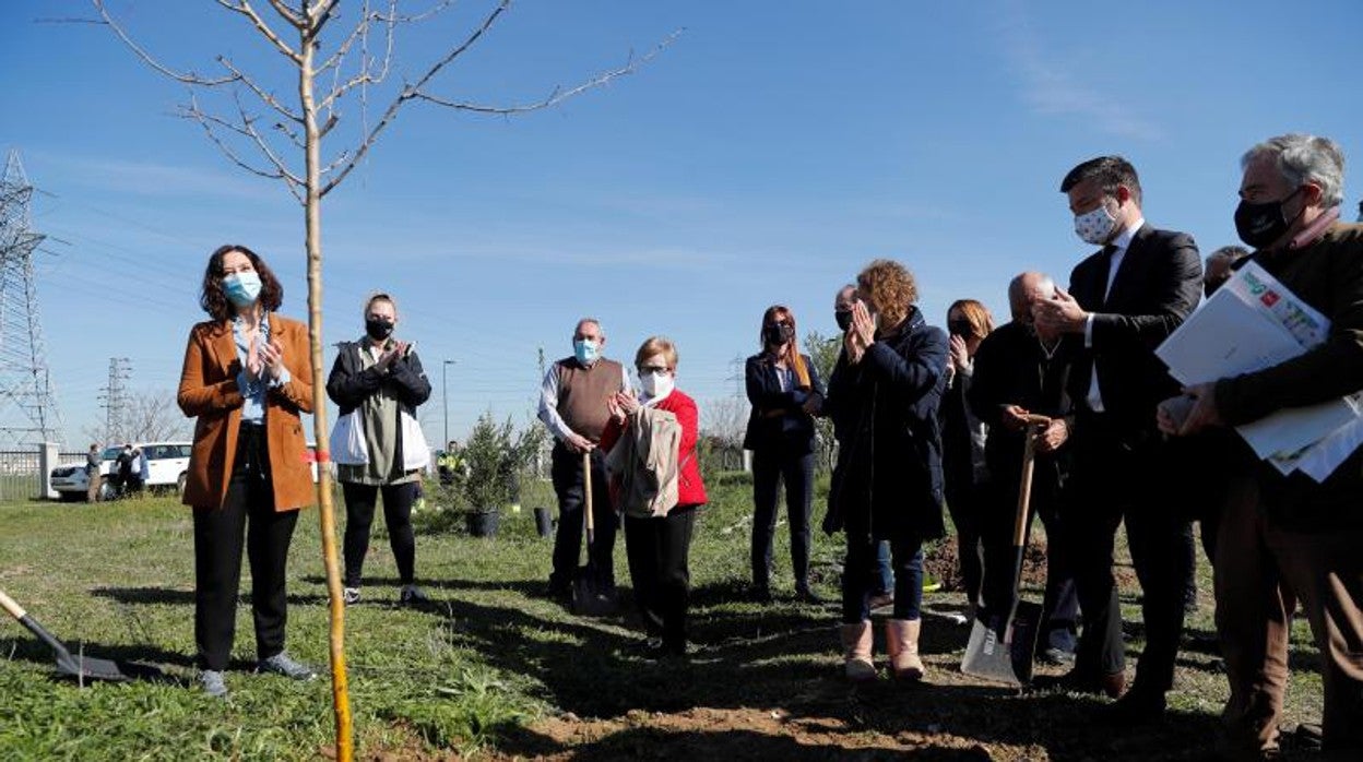 La presidenta de la Comunidad, Isabel Díaz Ayuso, ayer en Getafe en un acto de reforestación