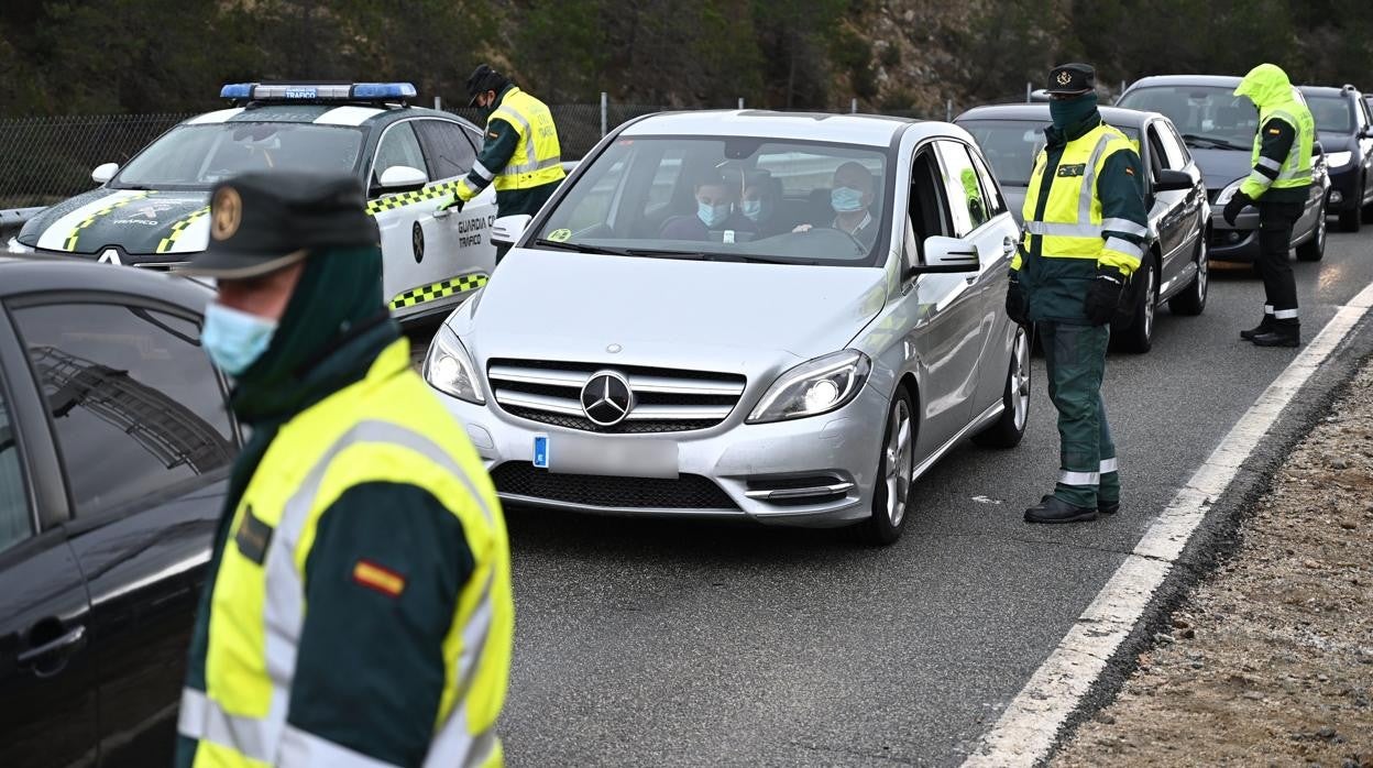 Un control de la Guardia Civil durante el cierre perimetral por el puente de San José