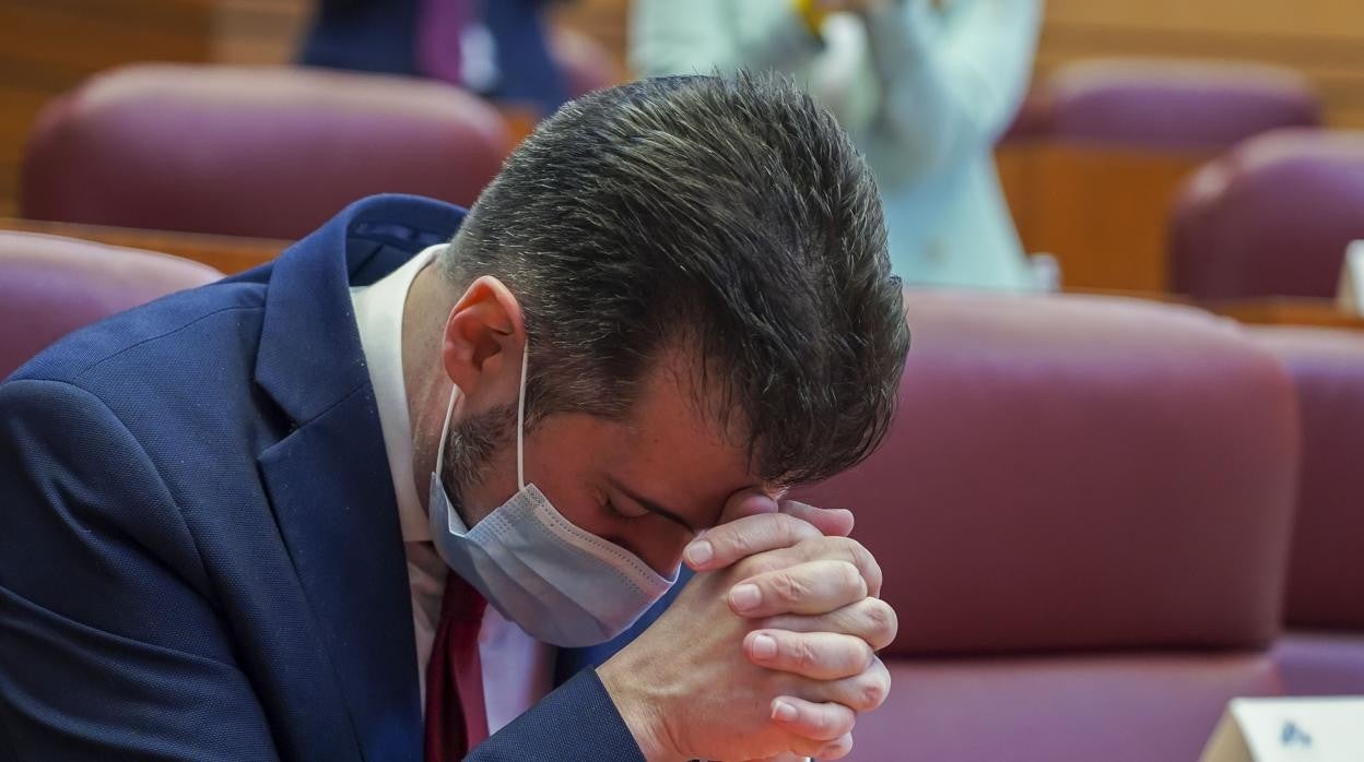 Luis Tudanca durante el debate de la moción de censura presentada por el PSOE que este lunes ha fracasado en las Cortes de Castilla y León