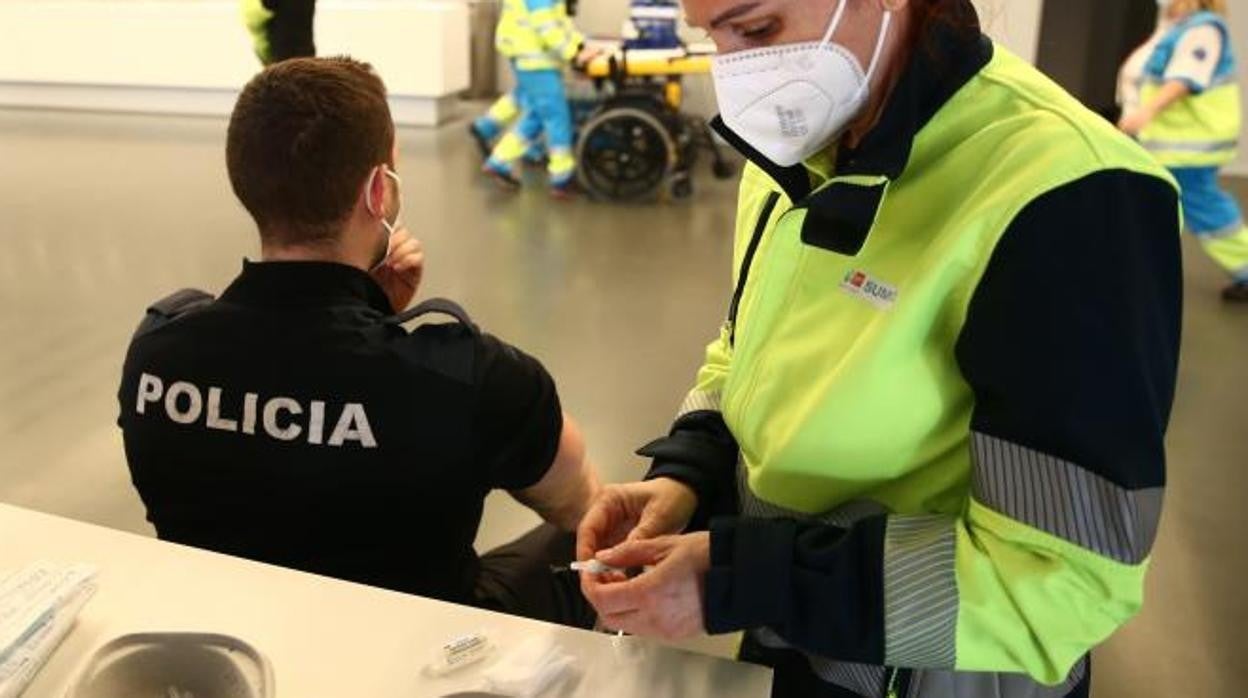 Una sanitaria prepara una vacuna de AstraZeneca para un policía en el Wanda Metropolitano