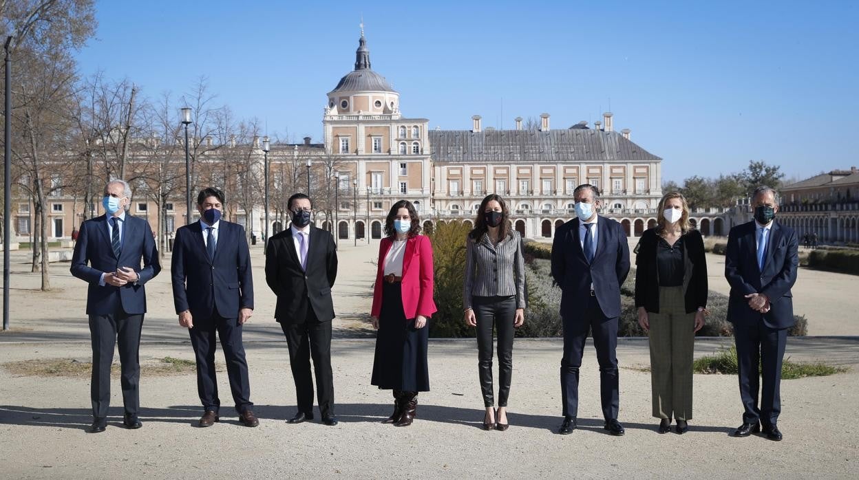 Díaz Ayuso y sus siete consejeros, en la localidad de Aranjuez