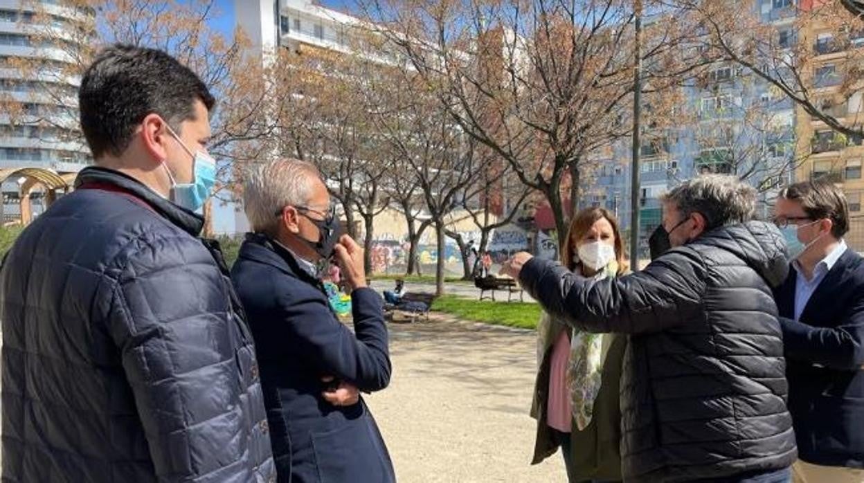 Imagen de concejales del PP en el Ayuntamiento de Valencia con vecinos del barrio de Soternes