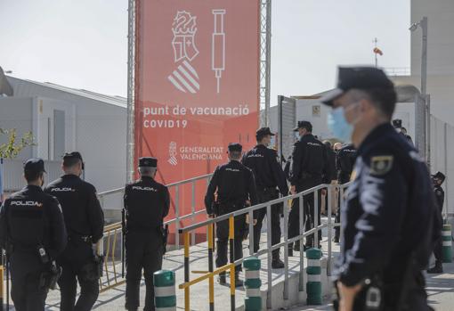 Imagen tomada este miércoles de agentes de la Policía Nacional esperando para recibir la vacuna en Valencia