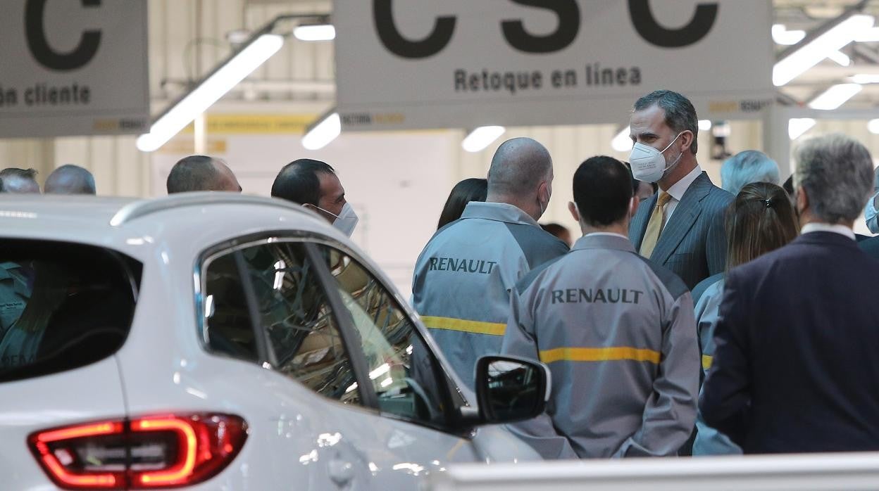 El Rey Don Felipe conversa con algunos de los trabajadores de la factoría Renault en Palencia