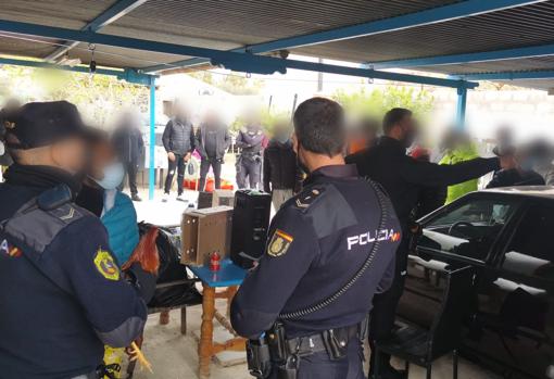 Los agentes durante la intervención en el chalé de Villafranqueza