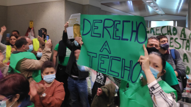 Un centenar de personas invade la sede del FROB para paralizar los desahucios de la Sareb