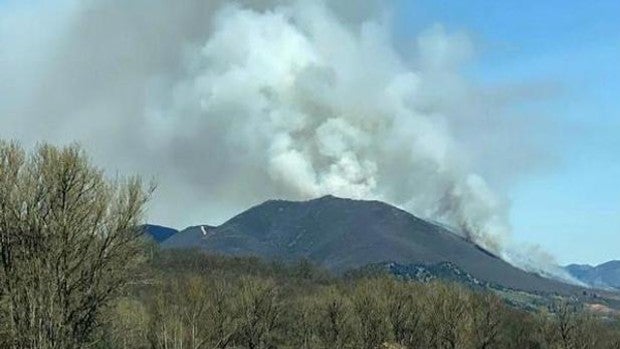 El incendio iniciado en Valdepielago (León) evoluciona favorablemente