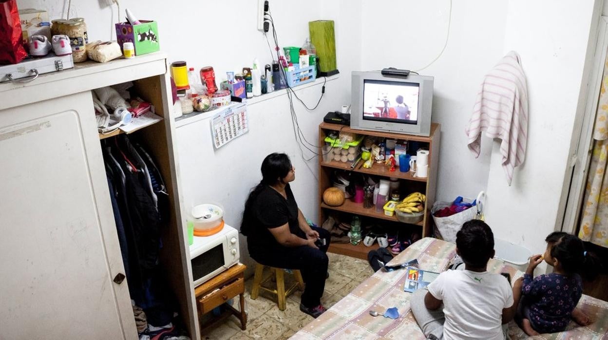 Una familia atendida por Cáritas, en una imagen de archivo