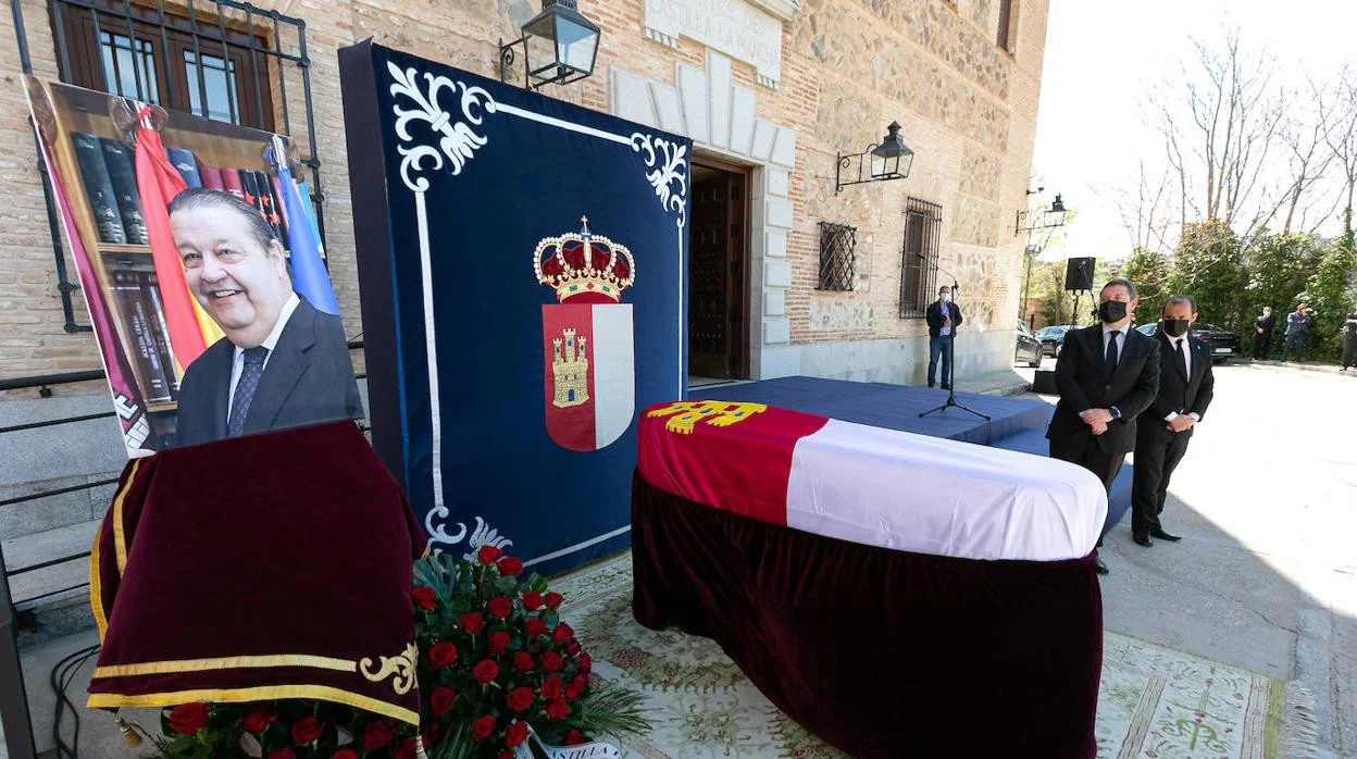 El acto se celebró a las puertas del Parlamento castellano-manchego