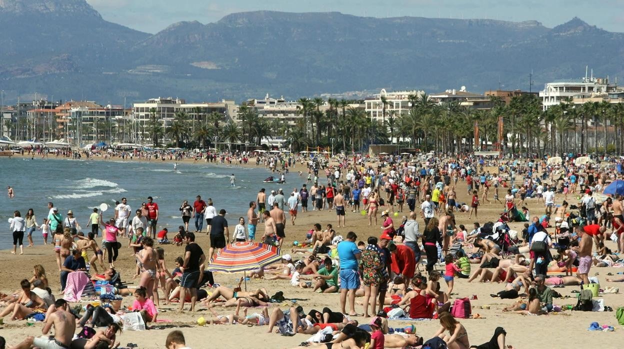 Imagen de la playa de Salou (Tarragona) durante las vacaciones de Semana Santa