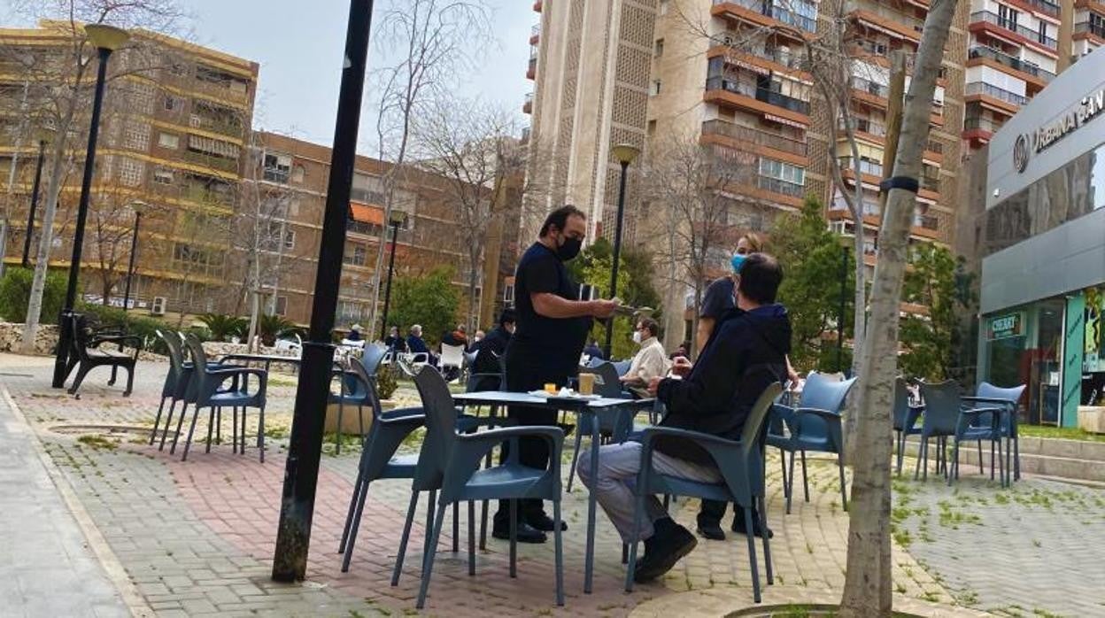 Una terraza de cafetería medio vacía en Alicante, durante la pandemia