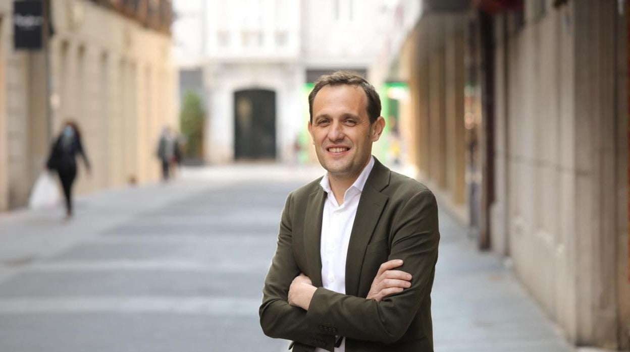 Conrado Íscar, en una céntrica calle de Valladolid, junto a la sede del PP
