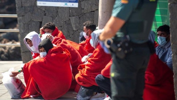 Tres fallecidos al volcar una patera con más de 50 inmigrantes en Porís de Abona (Tenerife)