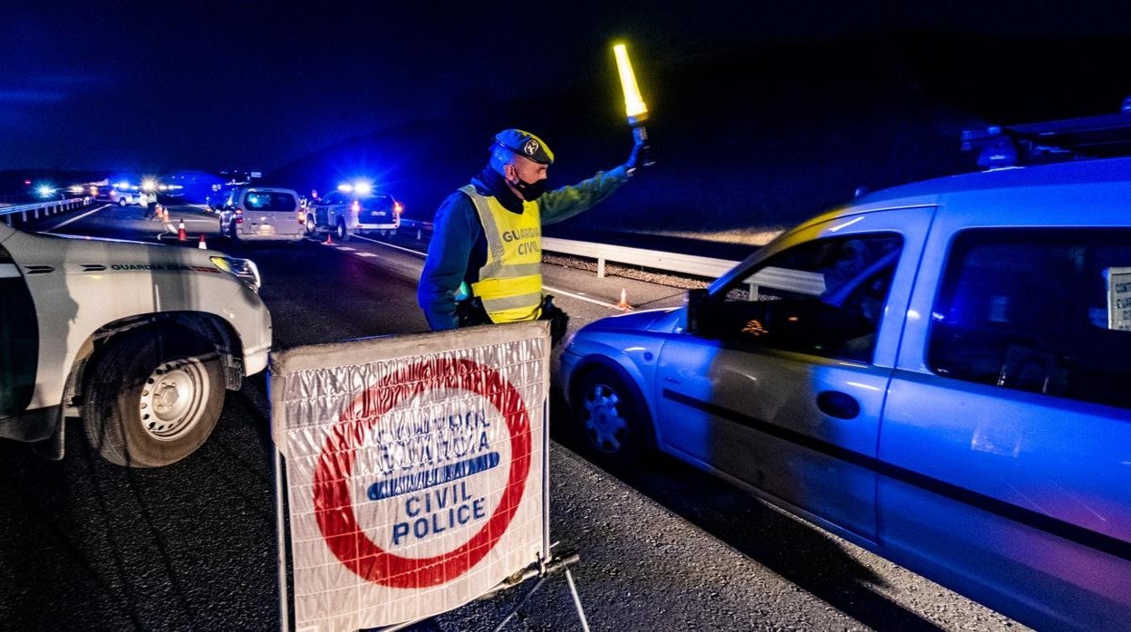 Control policial de vehículos a la salida de la ciudad de Toledo