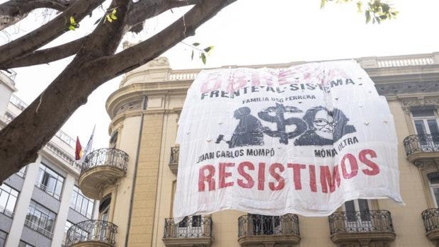 Ocupan un edificio de la Generalitat en el centro de Valencia y cuelgan una pancarta contra Mónica Oltra
