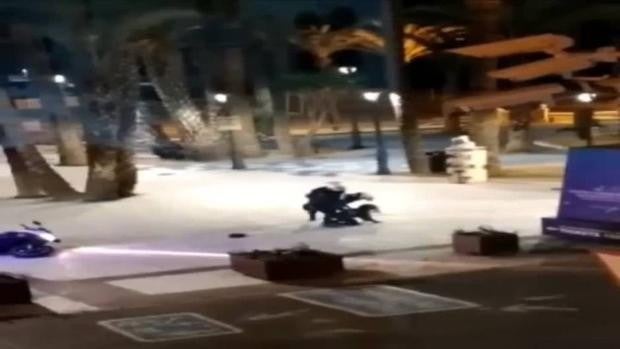 Abren expediente a dos policías de Benidorm para analizar si redujeron a una mujer de forma desproporcionada