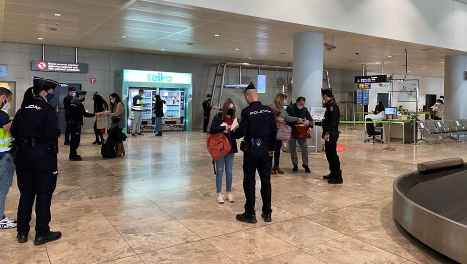 Sancionan a treinta personas al día en el aeropuerto de Alicante por saltarse las restricciones en Semana Santa