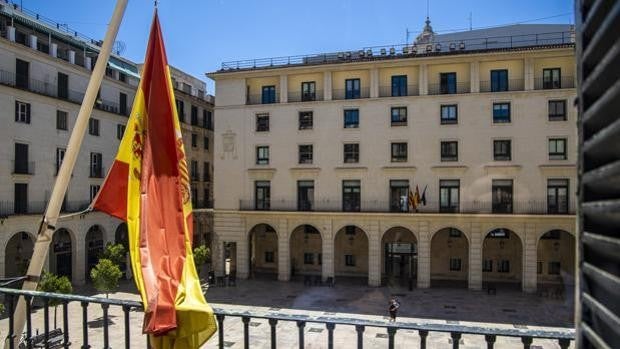 Piden tres años de cárcel para un abogado que cobró 13.000 euros de una clienta sin autorización en Alicante