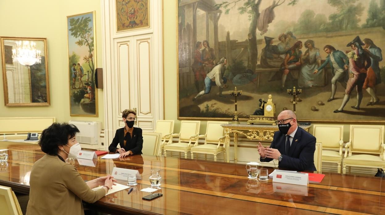 El consejero de Educación Carlos Gimeno con la presidenta María Chivite en la reunión con la ministra Isabel Celaá