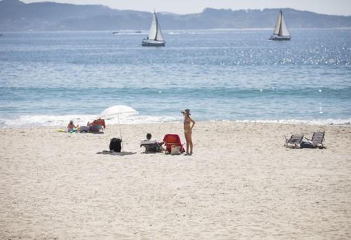 Aspecto que presenaba el arenal de Sanxenxo este domingo