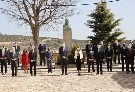 Don Felipe y Doña Letizia, ante el busto de Goya en Cifuentes, acompañados por las autoridades que se han sumado a la visita al municipio