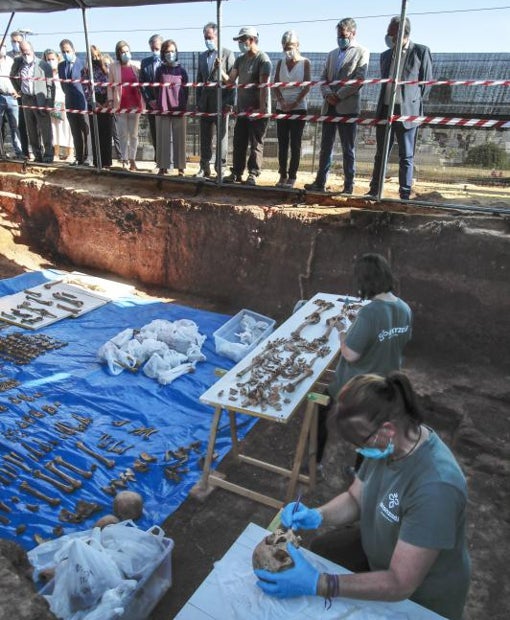 Calvo supervisó la excavación de la fosa de Pico Reja en julio del año pasado
