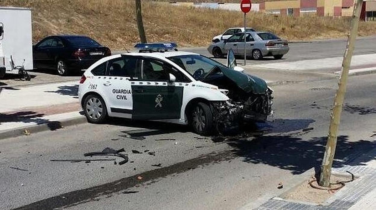 El coche oficial quedó fuera de servicio. Imagen de archivo de otra embestida a un vehículo de la Guardia Civil