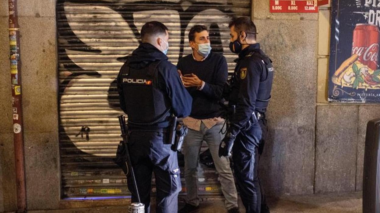 Dos agentes identifican a un joven este fin de semana en el centro de Madrid