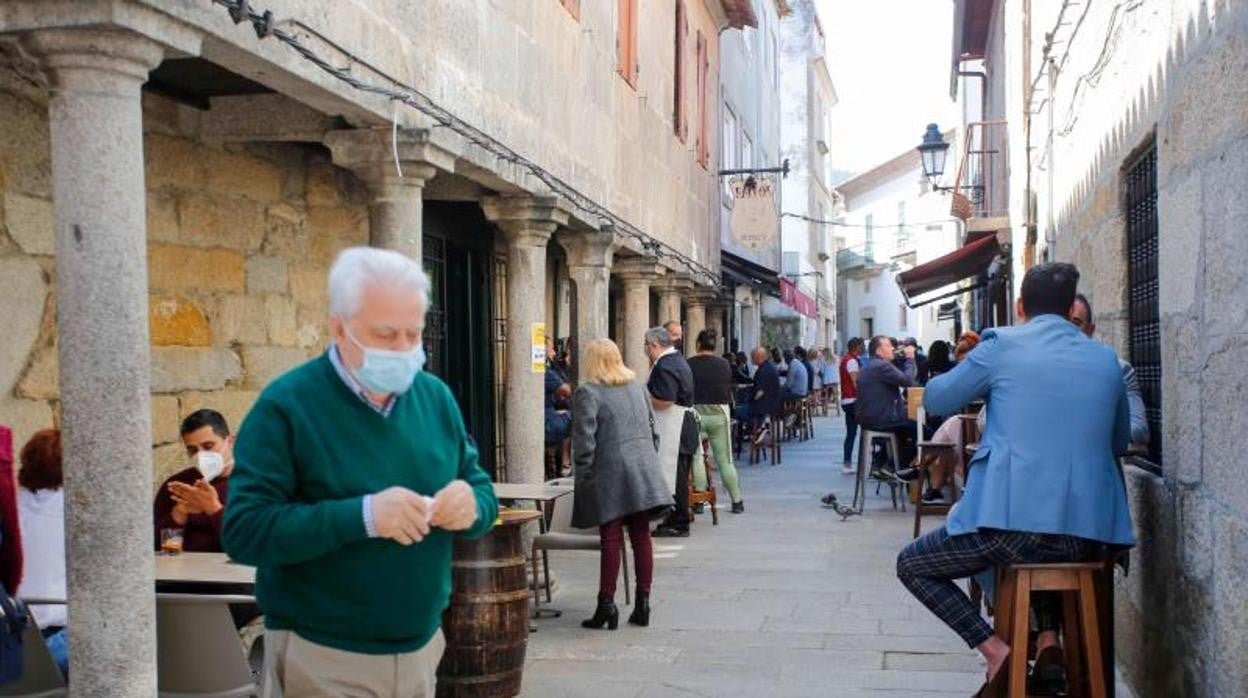 Varias personas en una terraza en Baiona, uno de los municipios con restricciones por culpa del coronavirus