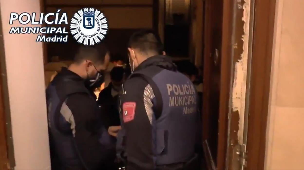 La Policía Municipal identifica a los participantes de una fiesta ilegal