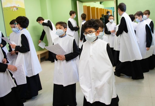 El oficio no entiende de personalismos y, en pocos minutos, los escolanes son todos iguales