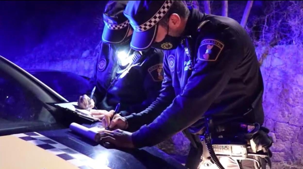 Dos agentes de la Policía Local de Alicante durante un control nocturno