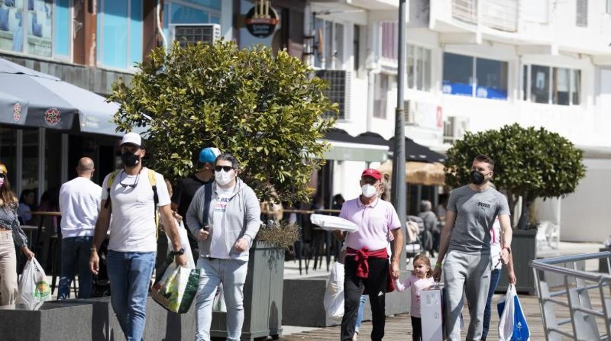 Ambiente en el paseo marítimo de Sanxenxo este fin de semana