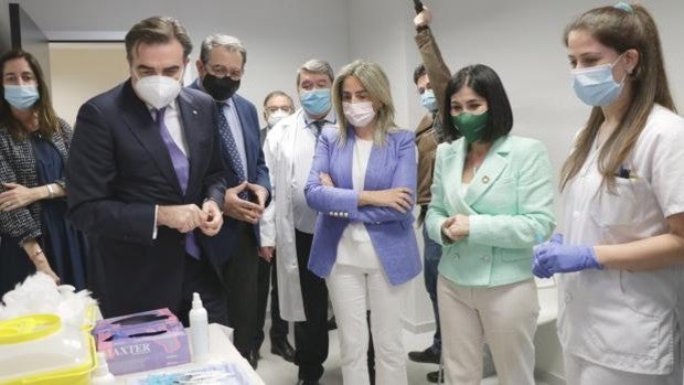 Visita sorpresa del vicepresidente de la Comisión Europea y la ministra de Sanidad al centro de vacunación de Toledo