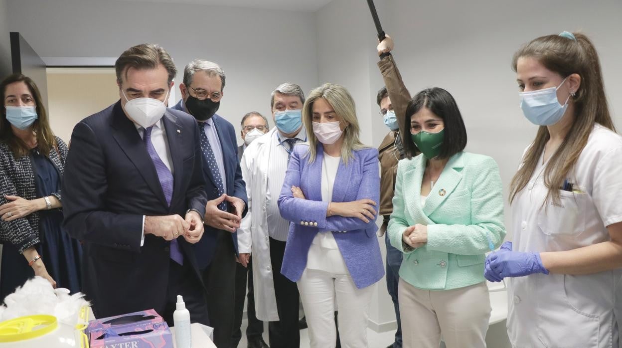 El vicepresidente de la Comisión Europea con la ministra Darias en el hospital del Polígono