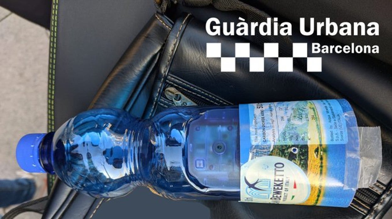 La botella de agua que usaba este individuo, con la cámara escondida en su interior