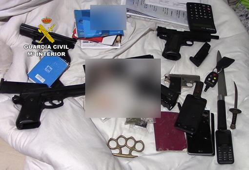 Armas, solo una era real, encontradas en la vivienda