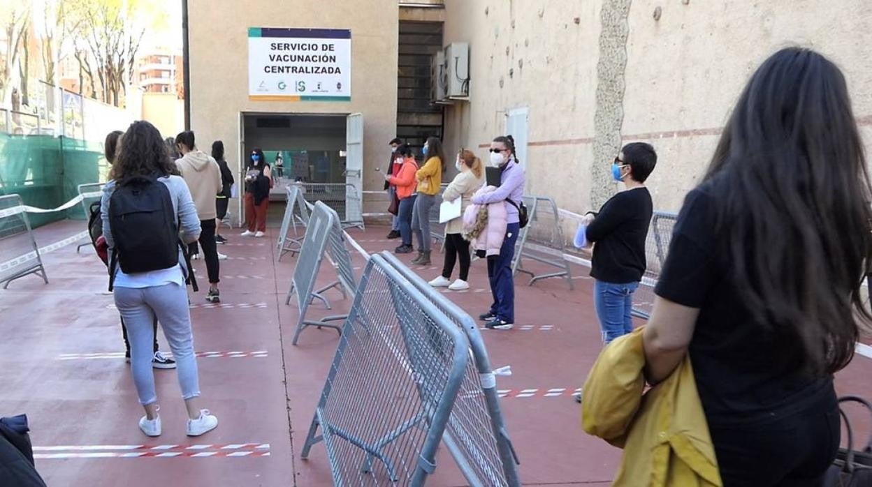 Vacunación de profesores en el Polideportivo S. José de Guadalajara