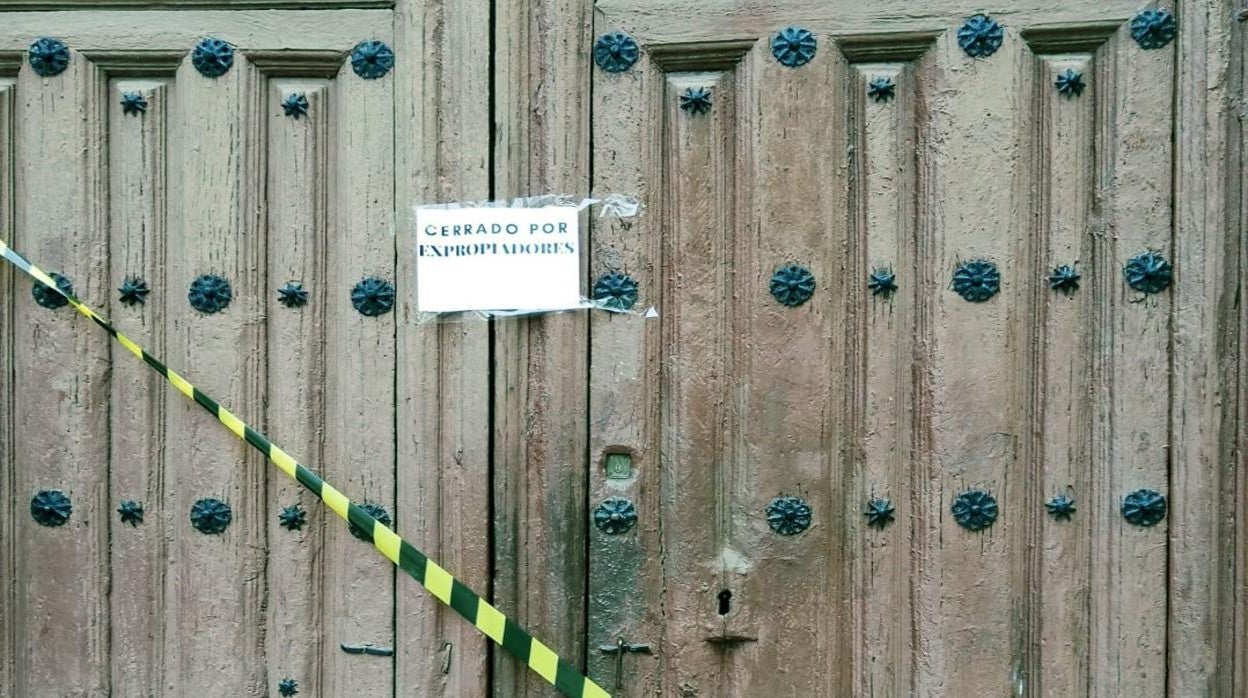 Uno de los carteles con mensajes recriminatorios pegado en la puerta de una iglesia de León