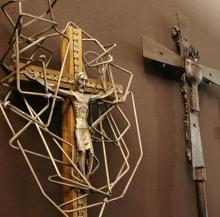 Varias piezas de la colección de cruces alzadas