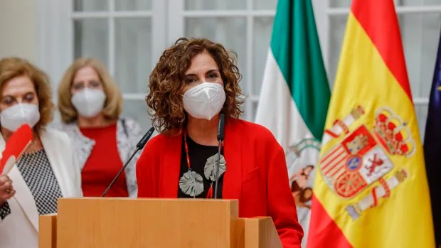 María Jesús Montero celebra un acto político en Sevilla, su ciudad natal, justo antes de Semana Santa