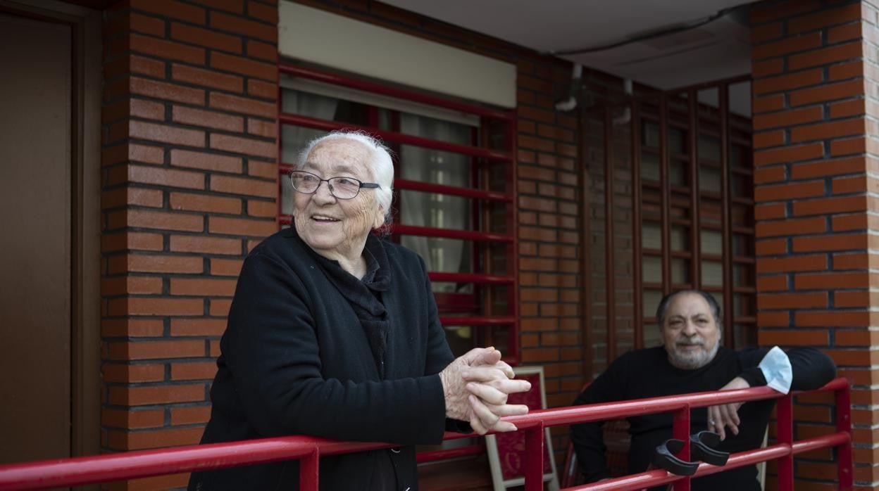 Luisa Cándida y su hijo José Luis en la terraza de su casa en El Pozo
